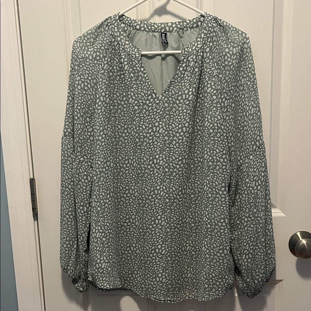 Women’s blouse, sage green / cream
